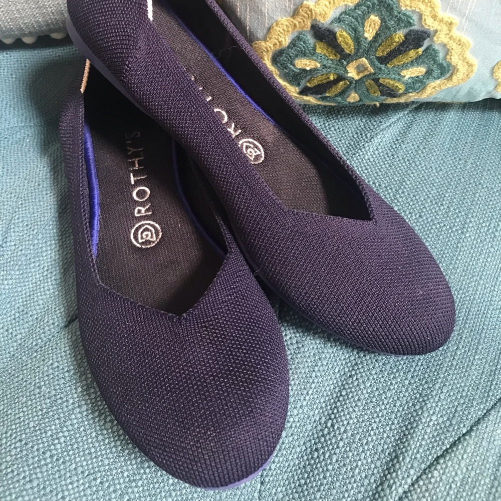 Rothy’s round toe flats navy 8 great condition !